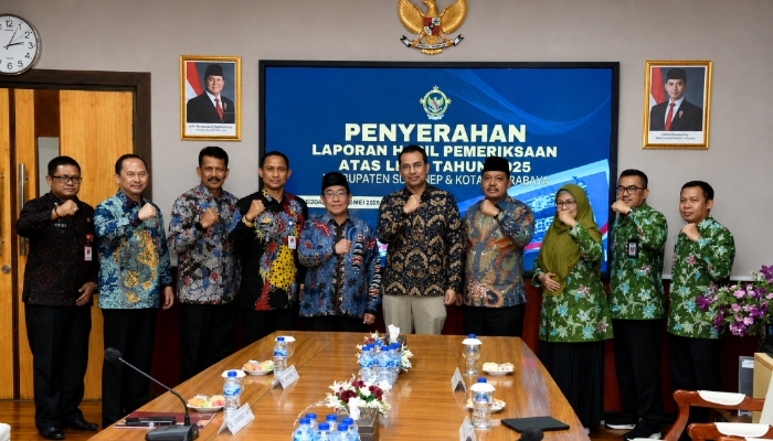 Foto bersama Pemkab Sumenep usai menerima Laporan Hasil Pemeriksaan BPK RI atas LKPD Tahun Anggaran 2025 di Kantor BPK RI Perwakilan Jawa Timur, Selasa (26/05/2026).