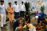 Kepala Rutan Kelas IIB Sumenep Aditya Wahyu Rahmadani meninjau langsung proses penyembelihan hewan kurban di lingkungan Rutan Sumenep, Rabu (27/05/2026).