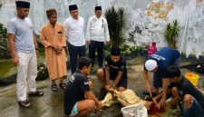Kepala Rutan Kelas IIB Sumenep Aditya Wahyu Rahmadani meninjau langsung proses penyembelihan hewan kurban di lingkungan Rutan Sumenep, Rabu (27/05/2026).