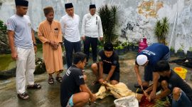 Kepala Rutan Kelas IIB Sumenep Aditya Wahyu Rahmadani meninjau langsung proses penyembelihan hewan kurban di lingkungan Rutan Sumenep, Rabu (27/05/2026).