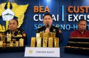 Petugas Bea Cukai Bandara Soekarno-Hatta menunjukkan barang bukti emas yang hendak diselundupkan ke Hong Kong dengan berbagai modus oleh sejumlah penumpang asing.