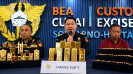 Petugas Bea Cukai Bandara Soekarno-Hatta menunjukkan barang bukti emas yang hendak diselundupkan ke Hong Kong dengan berbagai modus oleh sejumlah penumpang asing.