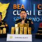 Petugas Bea Cukai Bandara Soekarno-Hatta menunjukkan barang bukti emas yang hendak diselundupkan ke Hong Kong dengan berbagai modus oleh sejumlah penumpang asing.