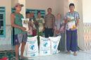 Ps. Kanit Binmas Polsek Gapura Aiptu Nur Yusuf, S.H., menyerahkan bantuan bibit jagung hibrida TB10 kepada Kelompok Tani Song Osong Lombung di Dusun Tolasan, Desa Grujugan, Kecamatan Gapura, Kabupaten Sumenep, sebagai bentuk dukungan terhadap program ketahanan pangan nasional, Sabtu (30/5/2026).