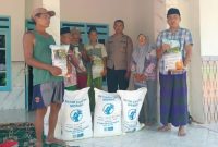 Ps. Kanit Binmas Polsek Gapura Aiptu Nur Yusuf, S.H., menyerahkan bantuan bibit jagung hibrida TB10 kepada Kelompok Tani Song Osong Lombung di Dusun Tolasan, Desa Grujugan, Kecamatan Gapura, Kabupaten Sumenep, sebagai bentuk dukungan terhadap program ketahanan pangan nasional, Sabtu (30/5/2026).