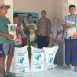 Ps. Kanit Binmas Polsek Gapura Aiptu Nur Yusuf, S.H., menyerahkan bantuan bibit jagung hibrida TB10 kepada Kelompok Tani Song Osong Lombung di Dusun Tolasan, Desa Grujugan, Kecamatan Gapura, Kabupaten Sumenep, sebagai bentuk dukungan terhadap program ketahanan pangan nasional, Sabtu (30/5/2026).