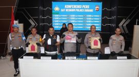 Kapolres Subang AKBP Dony Eko Wicaksono saat konferensi pers pengungkapan kasus pencurian di Aula Patriatama Polres Subang, Selasa (5/5/2026).