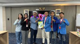 Pengurus PMII Universitas PGRI Sumenep saat menyerahkan dokumen policy brief revitalisasi Pusat Informasi KKKS Migas kepada perwakilan SKK Migas Jabanusa di Surabaya, Selasa (5/5/2026).