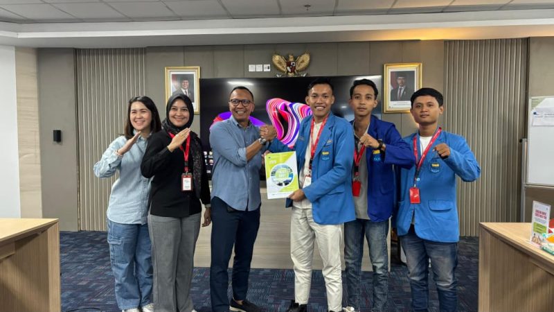 Pengurus PMII Universitas PGRI Sumenep saat menyerahkan dokumen policy brief revitalisasi Pusat Informasi KKKS Migas kepada perwakilan SKK Migas Jabanusa di Surabaya, Selasa (5/5/2026).