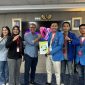 Pengurus PMII Universitas PGRI Sumenep saat menyerahkan dokumen policy brief revitalisasi Pusat Informasi KKKS Migas kepada perwakilan SKK Migas Jabanusa di Surabaya, Selasa (5/5/2026).