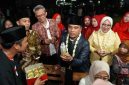 Bupati Bangkalan Lukman Hakim meninjau stan UMKM saat membuka kegiatan Terak Bulan di Desa Kombangan, Kecamatan Geger.