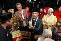 Bupati Bangkalan Lukman Hakim meninjau stan UMKM saat membuka kegiatan Terak Bulan di Desa Kombangan, Kecamatan Geger.