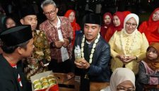 Bupati Bangkalan Lukman Hakim meninjau stan UMKM saat membuka kegiatan Terak Bulan di Desa Kombangan, Kecamatan Geger.