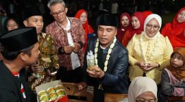 Bupati Bangkalan Lukman Hakim meninjau stan UMKM saat membuka kegiatan Terak Bulan di Desa Kombangan, Kecamatan Geger.