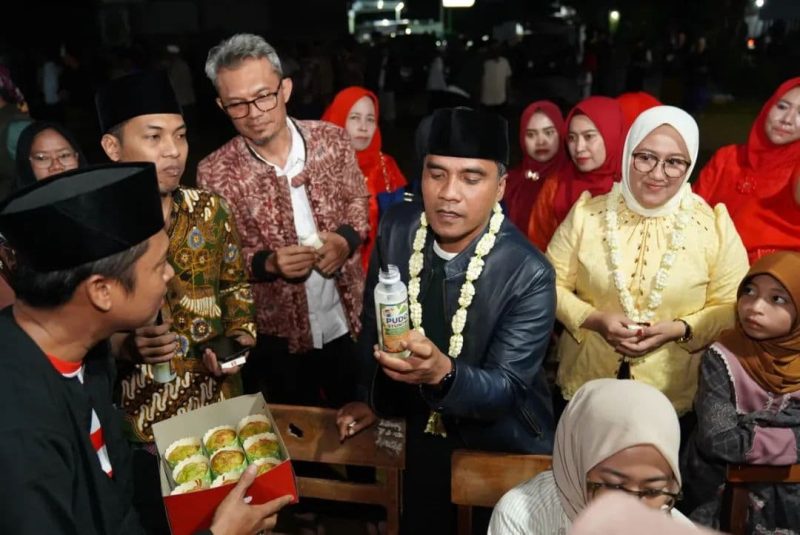 Bupati Bangkalan Lukman Hakim meninjau stan UMKM saat membuka kegiatan Terak Bulan di Desa Kombangan, Kecamatan Geger.