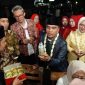 Bupati Bangkalan Lukman Hakim meninjau stan UMKM saat membuka kegiatan Terak Bulan di Desa Kombangan, Kecamatan Geger.