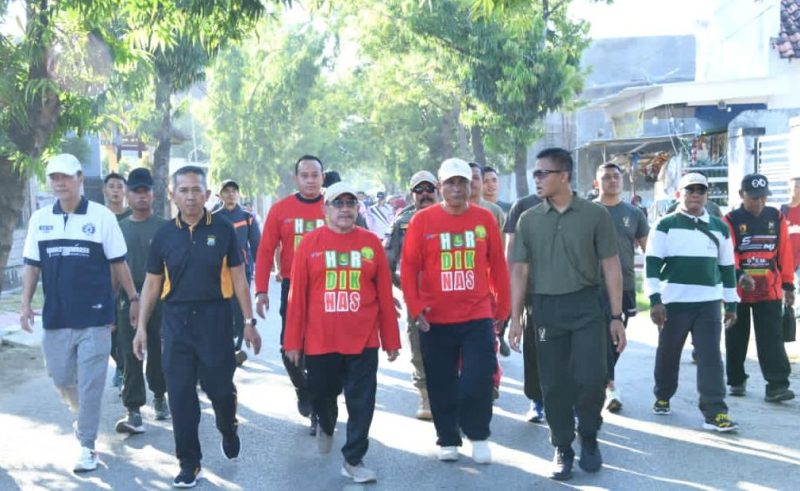 Ribuan peserta bersama Wakil Bupati Sumenep dan Kepala OPD mengikuti kegiatan Jalan Jalan Sehat (JJS) dalam rangka Hari Pendidikan Nasional (Hardiknas) 2026.