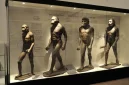 Galeri evolusi manusia di Museum India Kolkata yang menggambarkan perkembangan manusia dan dominasi penggunaan tangan kanan.