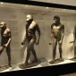 Galeri evolusi manusia di Museum India Kolkata yang menggambarkan perkembangan manusia dan dominasi penggunaan tangan kanan.