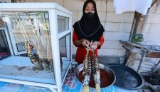 Pedagang ikan asap dan ikan bakar khas Pantai Blimbingsari Banyuwangi melayani pembeli. Kuliner tradisional ini dikenal dengan cita rasa khas bumbu turun-temurun.