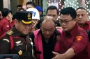 Mantan Kepala Badan Gizi Nasional (BGN) Dadan Hindayana keluar dari Gedung Kejaksaan Agung, Jakarta, Rabu (3/6/2026), dengan mengenakan rompi tahanan berwarna merah muda setelah menjalani pemeriksaan terkait dugaan korupsi program Makan Bergizi Gratis (MBG).