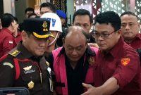 Mantan Kepala Badan Gizi Nasional (BGN) Dadan Hindayana keluar dari Gedung Kejaksaan Agung, Jakarta, Rabu (3/6/2026), dengan mengenakan rompi tahanan berwarna merah muda setelah menjalani pemeriksaan terkait dugaan korupsi program Makan Bergizi Gratis (MBG).