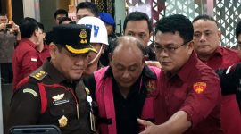 Mantan Kepala Badan Gizi Nasional (BGN) Dadan Hindayana keluar dari Gedung Kejaksaan Agung, Jakarta, Rabu (3/6/2026), dengan mengenakan rompi tahanan berwarna merah muda setelah menjalani pemeriksaan terkait dugaan korupsi program Makan Bergizi Gratis (MBG).