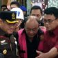 Mantan Kepala Badan Gizi Nasional (BGN) Dadan Hindayana keluar dari Gedung Kejaksaan Agung, Jakarta, Rabu (3/6/2026), dengan mengenakan rompi tahanan berwarna merah muda setelah menjalani pemeriksaan terkait dugaan korupsi program Makan Bergizi Gratis (MBG).