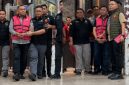 Sony Sonjaya dan Lodewyk Pusung, keluar dari Gedung Kejaksaan Agung dengan mengenakan rompi tahanan usai menjalani pemeriksaan terkait dugaan korupsi program Makan Bergizi Gratis (MBG).