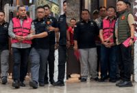 Sony Sonjaya dan Lodewyk Pusung, keluar dari Gedung Kejaksaan Agung dengan mengenakan rompi tahanan usai menjalani pemeriksaan terkait dugaan korupsi program Makan Bergizi Gratis (MBG).