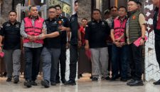 Sony Sonjaya dan Lodewyk Pusung, keluar dari Gedung Kejaksaan Agung dengan mengenakan rompi tahanan usai menjalani pemeriksaan terkait dugaan korupsi program Makan Bergizi Gratis (MBG).
