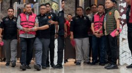 Sony Sonjaya dan Lodewyk Pusung, keluar dari Gedung Kejaksaan Agung dengan mengenakan rompi tahanan usai menjalani pemeriksaan terkait dugaan korupsi program Makan Bergizi Gratis (MBG).