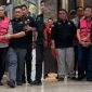 Sony Sonjaya dan Lodewyk Pusung, keluar dari Gedung Kejaksaan Agung dengan mengenakan rompi tahanan usai menjalani pemeriksaan terkait dugaan korupsi program Makan Bergizi Gratis (MBG).