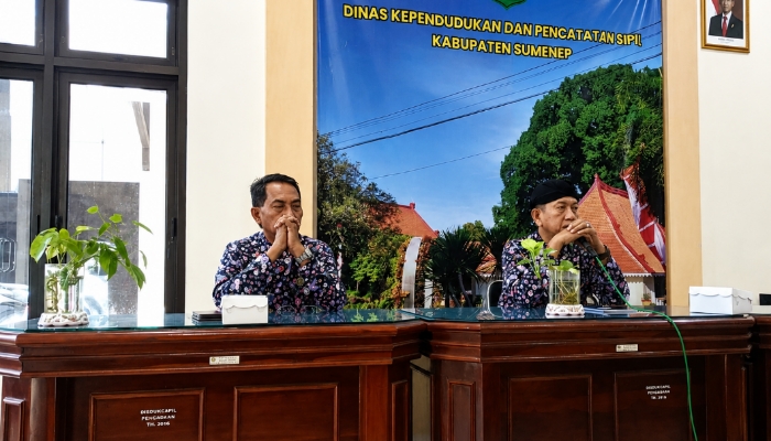 Dinas Kependudukan dan Pencatatan Sipil (Disdukcapil) Kabupaten Sumenep saat menggelar rapat teknis terkait rencana penerapan pemblokiran atau penundaan layanan publik bagi mantan suami yang tidak memenuhi kewajiban nafkah terhadap anak dan mantan istri pasca perceraian, Kamis (4/6/2026).