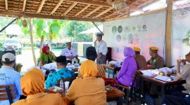 Rembug Lansia saat membahas berbagai aspirasi dan kebutuhan warga lanjut usia sebagai bahan penyusunan program pembangunan daerah.