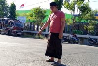 Kondisi jalan bergelombang bekas galian proyek gorong-gorong di Jalan Raya Arya Wiraraja, Kecamatan Batuan, Kabupaten Sumenep, Minggu (7/6/2026).