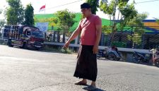 Kondisi jalan bergelombang bekas galian proyek gorong-gorong di Jalan Raya Arya Wiraraja, Kecamatan Batuan, Kabupaten Sumenep, Minggu (7/6/2026).