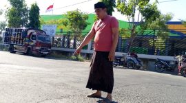 Kondisi jalan bergelombang bekas galian proyek gorong-gorong di Jalan Raya Arya Wiraraja, Kecamatan Batuan, Kabupaten Sumenep, Minggu (7/6/2026).