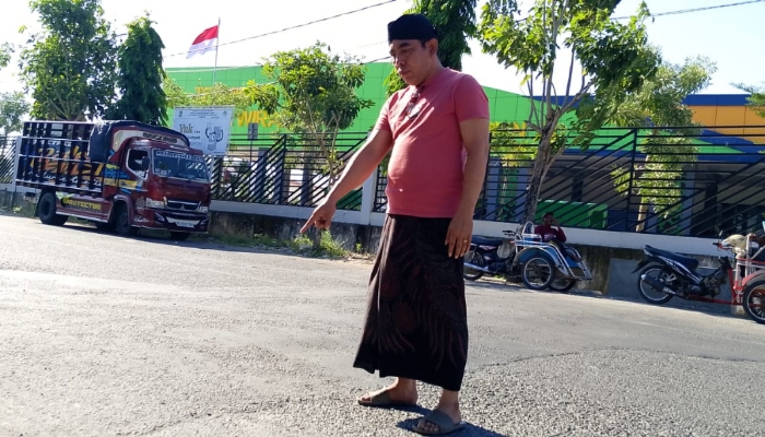 Kondisi jalan bergelombang bekas galian proyek gorong-gorong di Jalan Raya Arya Wiraraja, Kecamatan Batuan, Kabupaten Sumenep, Minggu (7/6/2026).