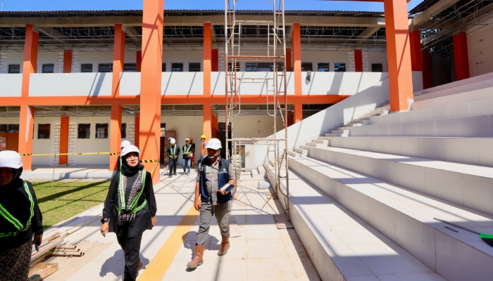 Bupati Banyuwangi Ipuk Fiestiandani meninjau progres pembangunan Sekolah Rakyat di Kecamatan Muncar yang saat ini telah mencapai sekitar 75 persen dan ditargetkan selesai pada Juni 2026.