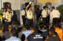 Petugas Rutan Kelas IIB Sumenep bersama personel TNI dan Polri melakukan razia gabungan di blok hunian warga binaan dalam upaya menjaga keamanan dan mewujudkan lingkungan pemasyarakatan yang bebas dari Halinar.
