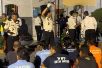 Petugas Rutan Kelas IIB Sumenep bersama personel TNI dan Polri melakukan razia gabungan di blok hunian warga binaan dalam upaya menjaga keamanan dan mewujudkan lingkungan pemasyarakatan yang bebas dari Halinar.