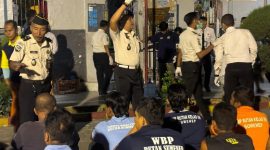 Petugas Rutan Kelas IIB Sumenep bersama personel TNI dan Polri melakukan razia gabungan di blok hunian warga binaan dalam upaya menjaga keamanan dan mewujudkan lingkungan pemasyarakatan yang bebas dari Halinar.