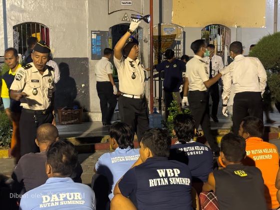 Petugas Rutan Kelas IIB Sumenep bersama personel TNI dan Polri melakukan razia gabungan di blok hunian warga binaan dalam upaya menjaga keamanan dan mewujudkan lingkungan pemasyarakatan yang bebas dari Halinar.