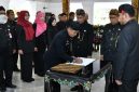 Bupati Sumenep Achmad Fauzi Wongsojudo melantik sekaligus mengambil sumpah dan janji 31 pejabat administrator dan pengawas di lingkungan Pemerintah Kabupaten Sumenep di Pendopo Agung, Rabu (15/7/2026).