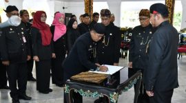 Bupati Sumenep Achmad Fauzi Wongsojudo melantik sekaligus mengambil sumpah dan janji 31 pejabat administrator dan pengawas di lingkungan Pemerintah Kabupaten Sumenep di Pendopo Agung, Rabu (15/7/2026).