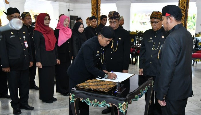 Bupati Sumenep Achmad Fauzi Wongsojudo melantik sekaligus mengambil sumpah dan janji 31 pejabat administrator dan pengawas di lingkungan Pemerintah Kabupaten Sumenep di Pendopo Agung, Rabu (15/7/2026).
