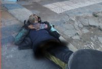 Keberadaan seorang pria yang diduga mengalami gangguan jiwa (ODGJ) tidur di trotoar Jalan Teuku Umar, Kecamatan Kota, Kabupaten Sumenep.