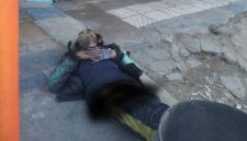 Keberadaan seorang pria yang diduga mengalami gangguan jiwa (ODGJ) tidur di trotoar Jalan Teuku Umar, Kecamatan Kota, Kabupaten Sumenep.