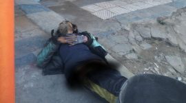 Keberadaan seorang pria yang diduga mengalami gangguan jiwa (ODGJ) tidur di trotoar Jalan Teuku Umar, Kecamatan Kota, Kabupaten Sumenep.